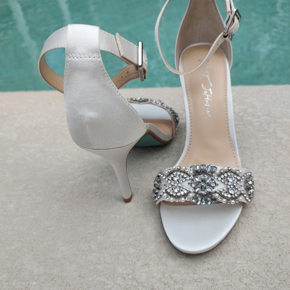 Betsy Johnson white satin embellished with rhinestone and pearls - Picture 9 of 12